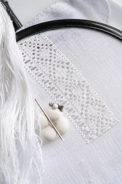 haft polski na białej tkaninie